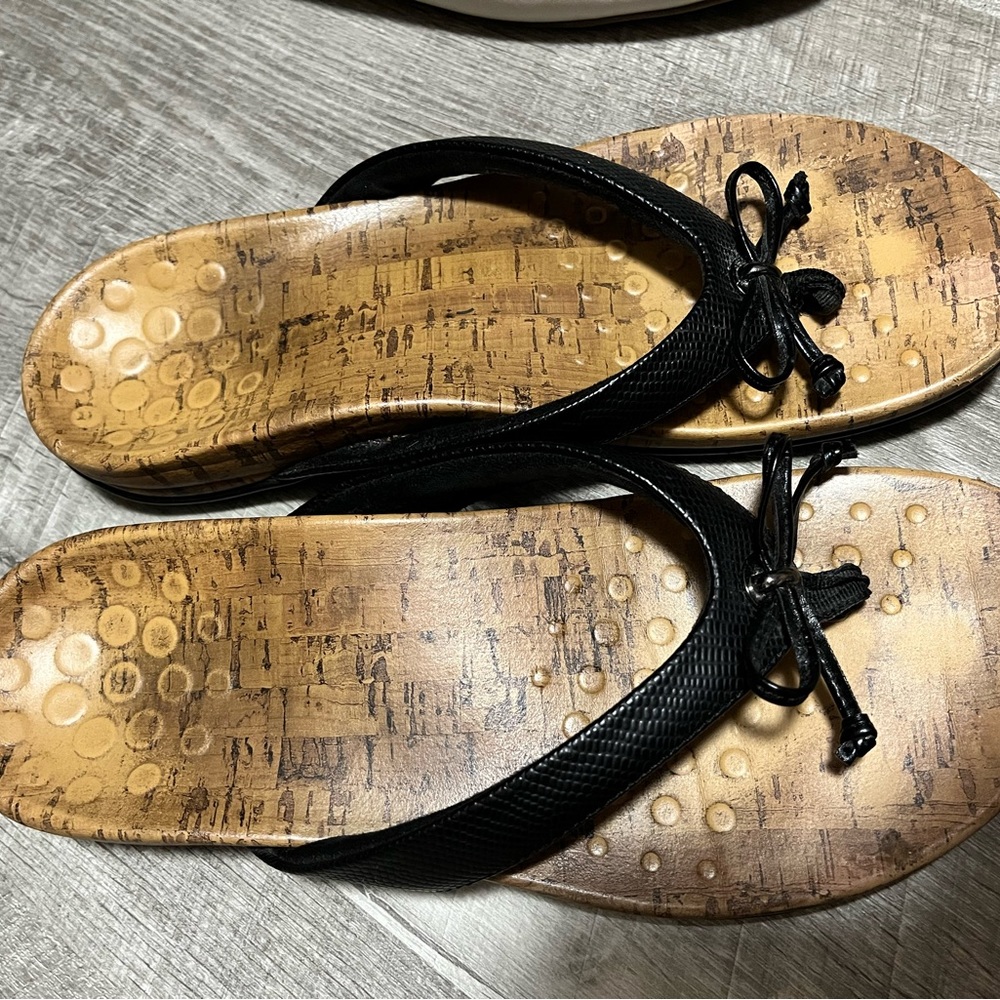 Vionic flip flops - Picture 2 of 3